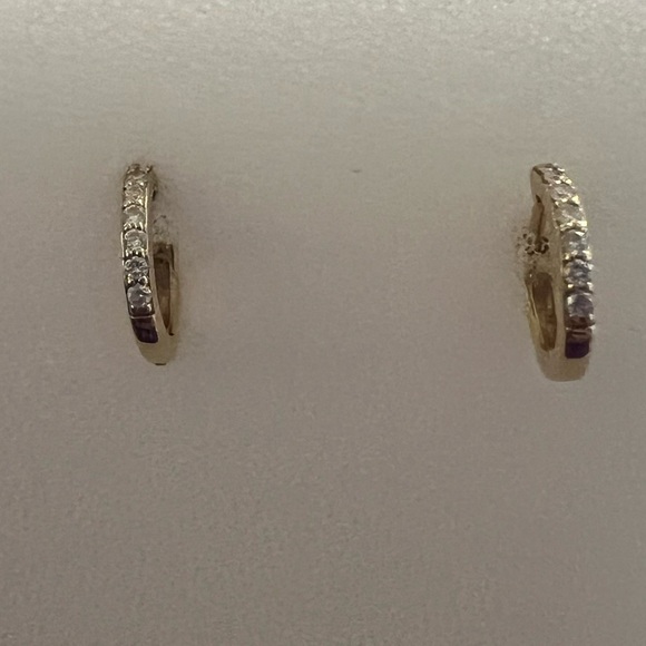 Mejuri Single Diamonds Line Mini Hoop - Picture 4 of 5